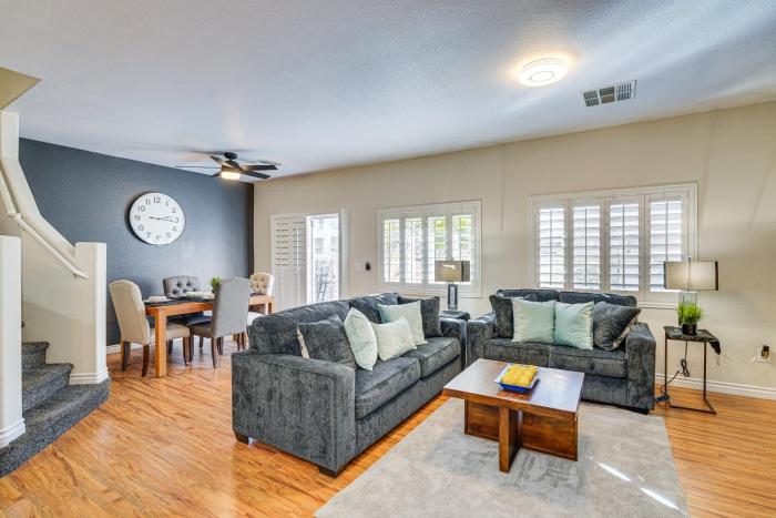 Henderson Retreat about 14 Mi to The Las Vegas Strip!