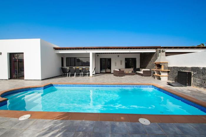 Casa Marlay Spacious, heated Pool, BBQ & Fast Wi-Fi only 15 minutes walk to town