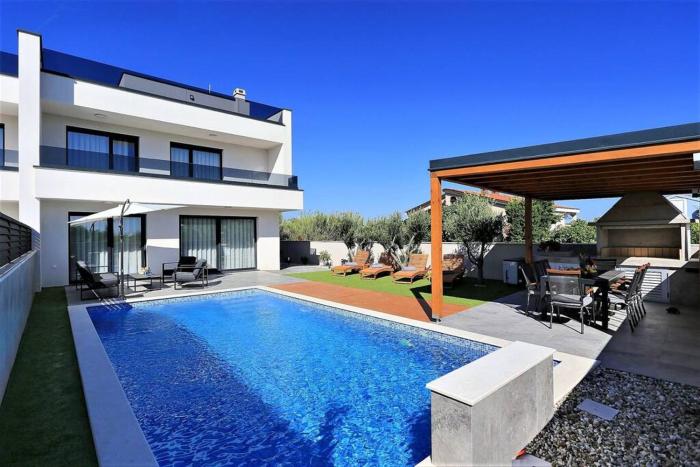 Villa Lela - Heated Pool, Sauna, BBQ, Activites
