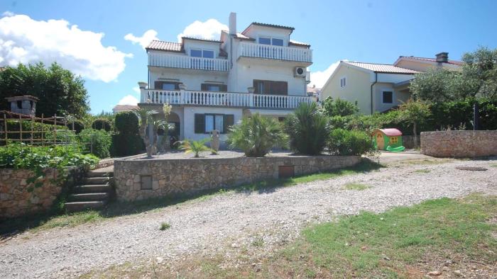 Apartments with parking space Njivice, Krk - 21871