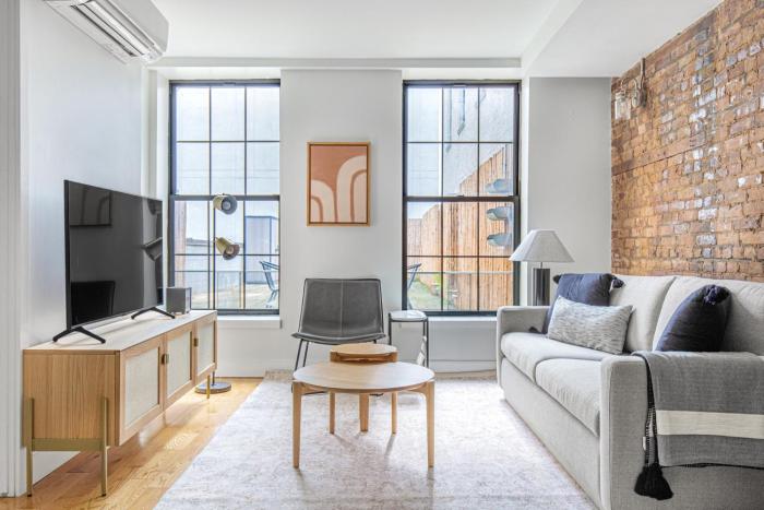 Downtown BK 1br w roof gym nr train NYC-698