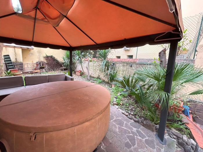 Hot tub with bubbles up to 4 people - Pepi Dream by FlorenceHospitality com