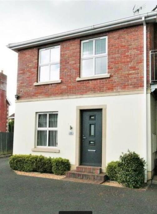 Snug House - Dromore Village - Lagan River View