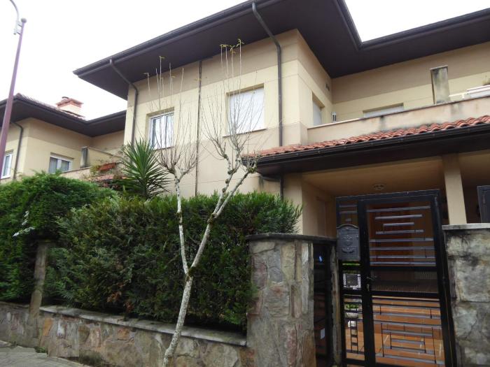 H130 Villa adosada con jardín y txoko by Egona