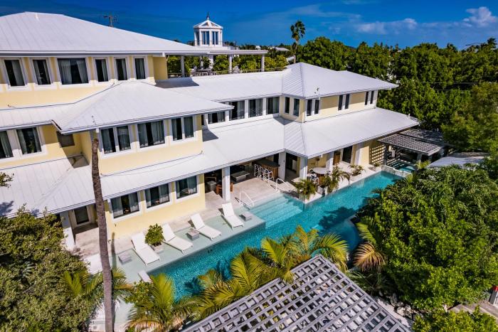 Luxury Villa-60 ft Pool-Jacuzzi-Endless Amenities-