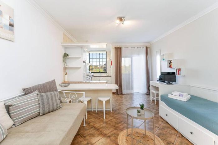 Comfortable studio + pool few steps from beach