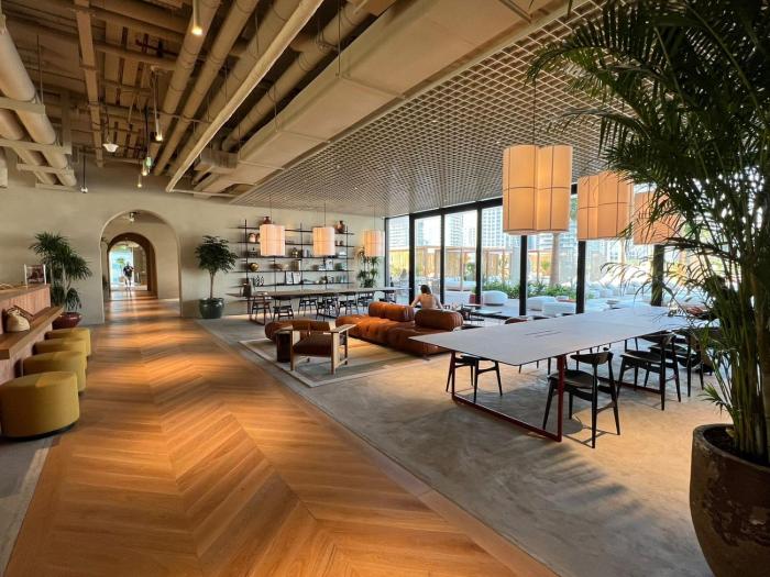 UPSIDE LIVING Downtown Business & Leisure