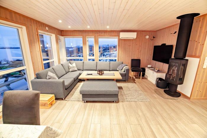 Beautiful mountain View Cabin in Lofoten