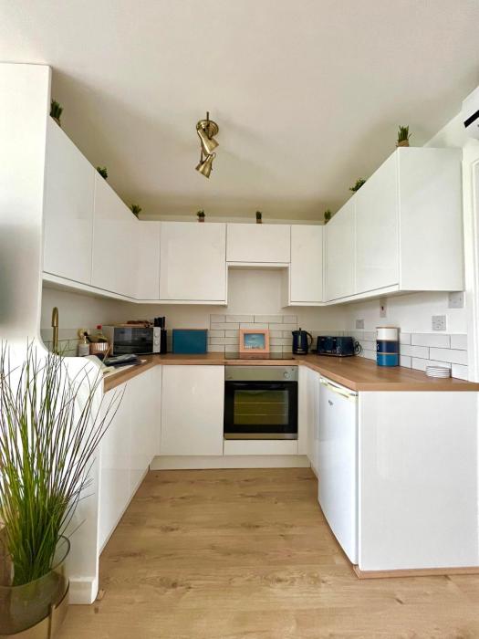 288 Belle Aire, Hemsby - Beautifully presented two bed chalet with veranda, sleeps 5, pet friendly, free Wi-Fi, bed linen and towels included and onsite entertainment available