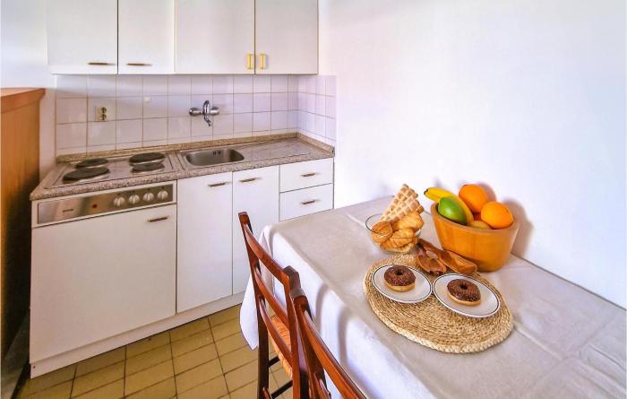 Nice Apartment In Barbariga With Kitchen