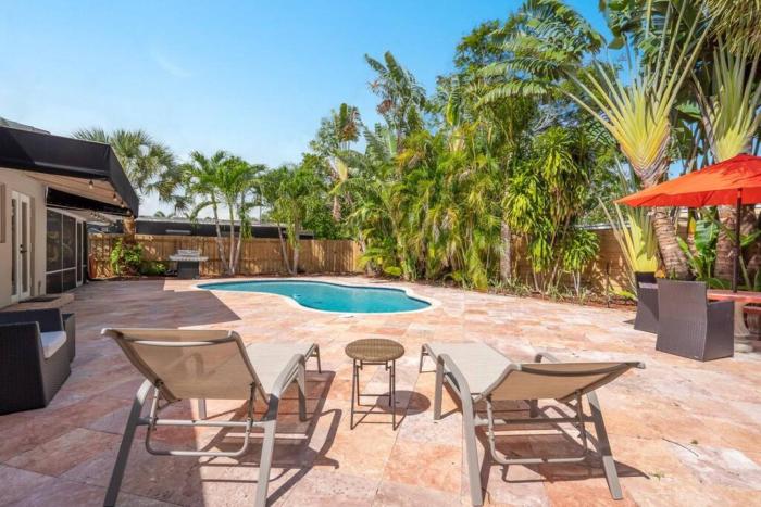 Wills off Wilton Drive 2 bed and 1 bath plus Den with Heated Pool