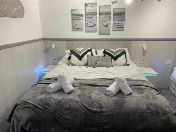 5 bed, 5 bath New refurbishment for 2024. Sleeps 16, 60 yds beach & harbour