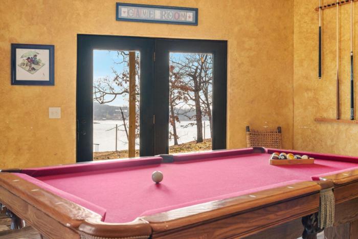 On Table Rock Shoreline w Lake Views, Private Hot Tub, Billiards, Boat Slip & Cmty Amenities