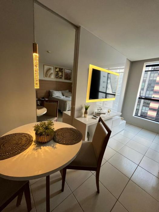 Suíte luxo com tela de cinema no América Towers Studio Residence