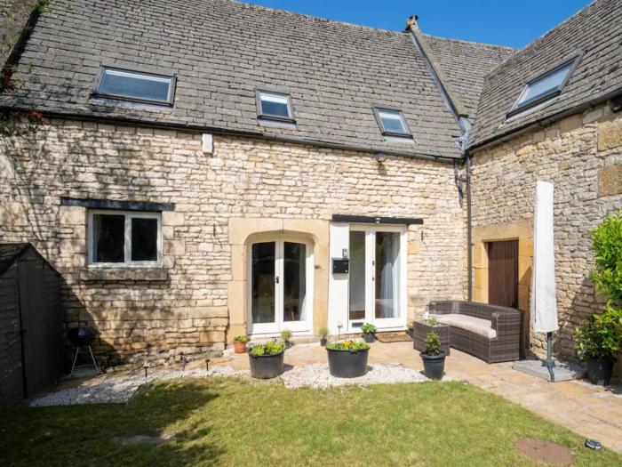 Converted 17th century barn with garden parking - Pass the Keys