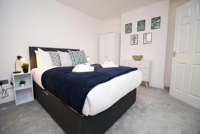 Charming 2-Bed Escape in Vibrant Cardiff