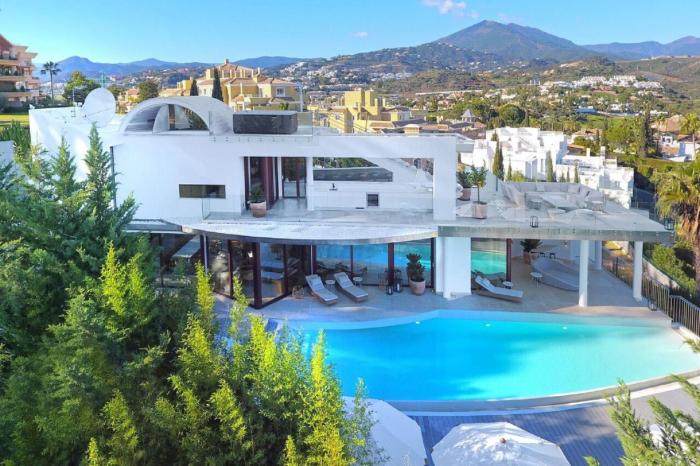 Luxury Villa with Jacuzzis near Puerto Banús