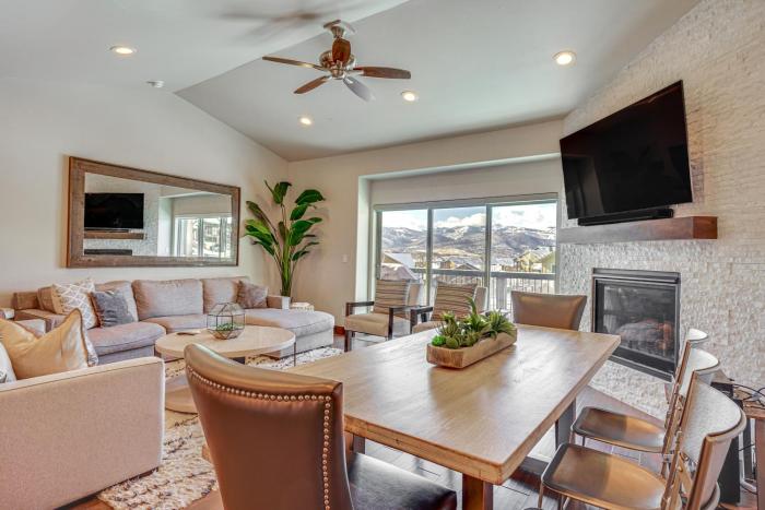 Park City Townhome with Hot Tub and Mountain Views!