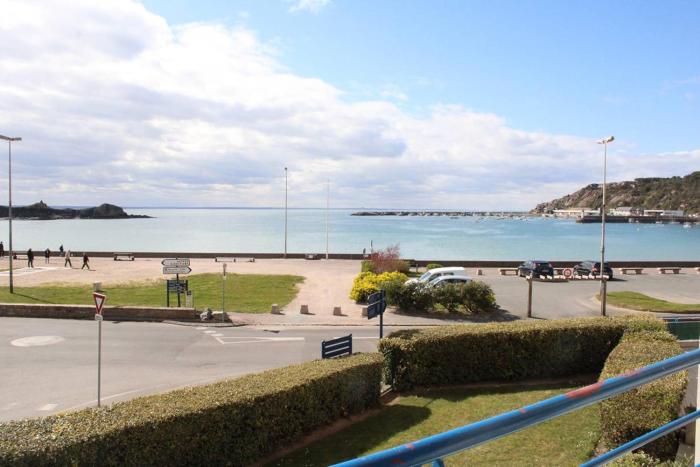 511 - A Erquy, en bordure de la plage du centre et à 300m du centre des commerces