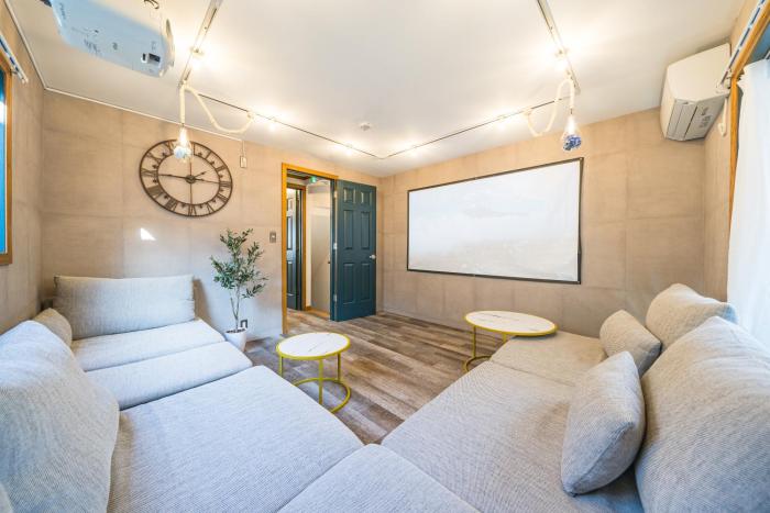 2 shower rooms #Shinjuku 5 min walk from station ,projector