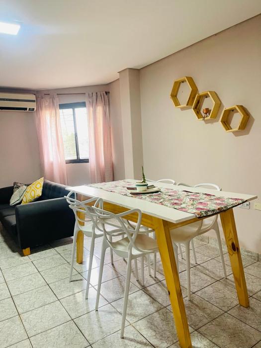 Depto dos habitaciones sobre avenida principal en Cataratas del Iguazú, con wifi