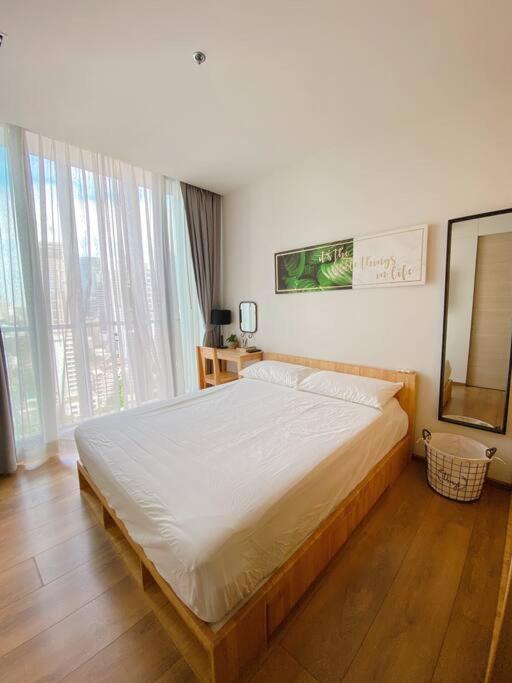 Modern Monthly Studio Fast WiFi Great Location