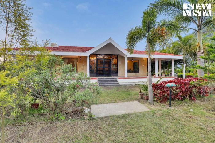 StayVistas The River Villa - Pet-Friendly Riverside Villa with Lawn & Bonfire