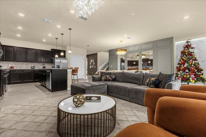 10 Bedrooms 8 Bathrooms Windsor Island 4433 Kr