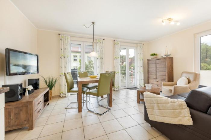 Residenz Margarete mit Balkon und Strandkorb am Strand