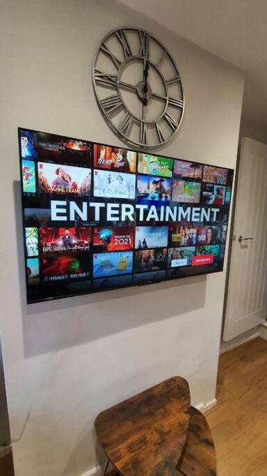 Contractors-City Centre-Parking-Sleeps 9 -Smart TV, 2 Bathrooms!