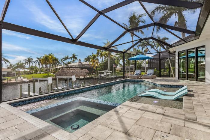 Minutes to the River! Dock, Tiki Hut, Heated Pool & Spa and AWE! - Casa Luxe Palmera - Roelens