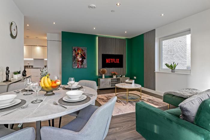 PREMIUM AIRPORT SUITE~Free Parking~LUXURY Condition~BALCONY~FANTASTIC Location Close To Train Station & Town Centre