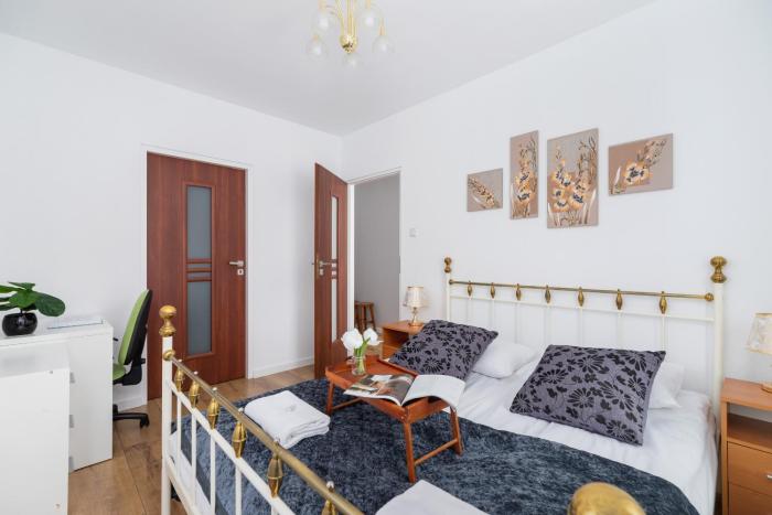 Białoruska Apartment with Balcony and Parking Place in Cracow by Renters