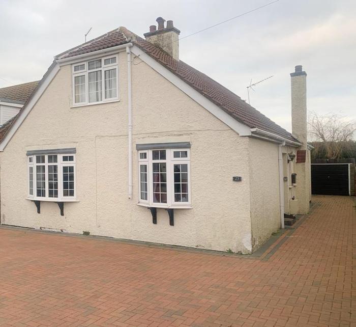 Beachside Family Home Sleeps 8 with Parking