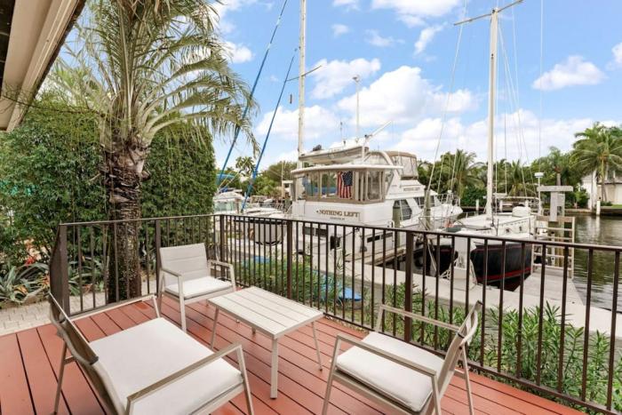 DOWNTOWN LAS OLAS WATERFRONT HOME UPDATED UNIT