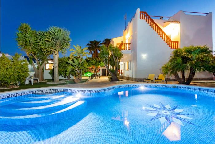Villa in Playa D´en Bossa sleeps 9