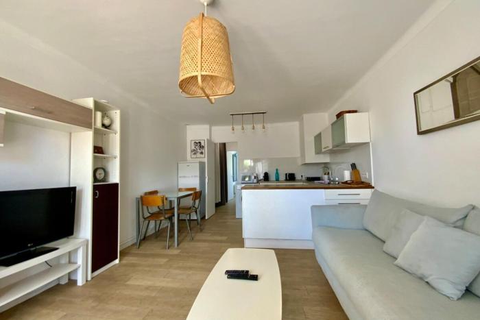 L’Ensoleïado- Seaside and parking!