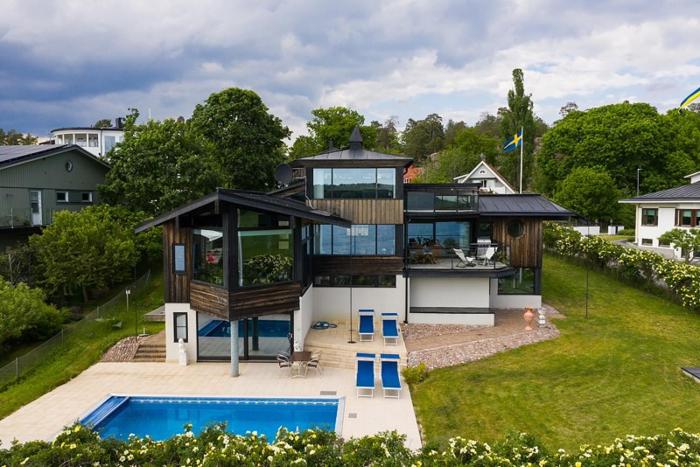 Exclusive rental of the Entire Spacious Ground Floor