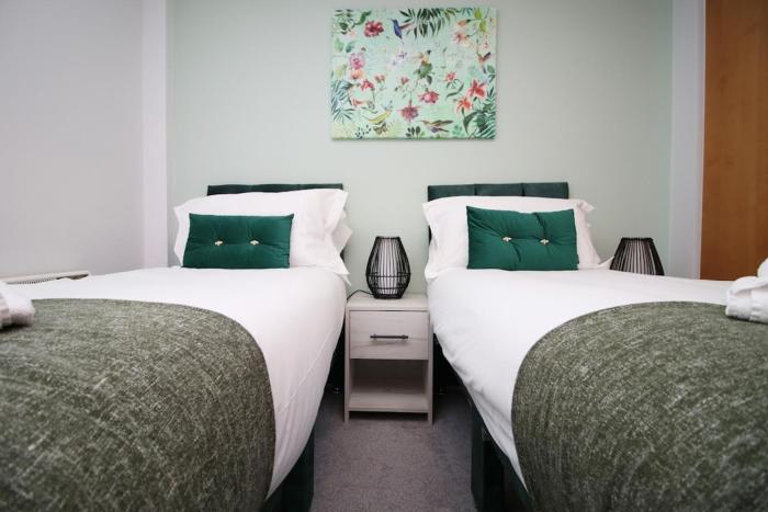 Hamilton Court Apartment for 4 Guests, Bright and Central Location with Balcony and Wi-Fi
