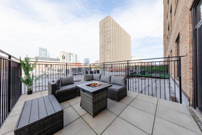 McCormick Place 2BR Suite with Patio, Skyline View and Optional Parking Sleeps 6 Near Soldier Field and Grant Park