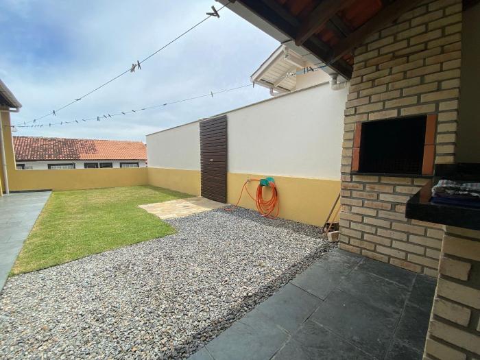 B958 - Casa de praia com 3 quartos em Bombinhas SC