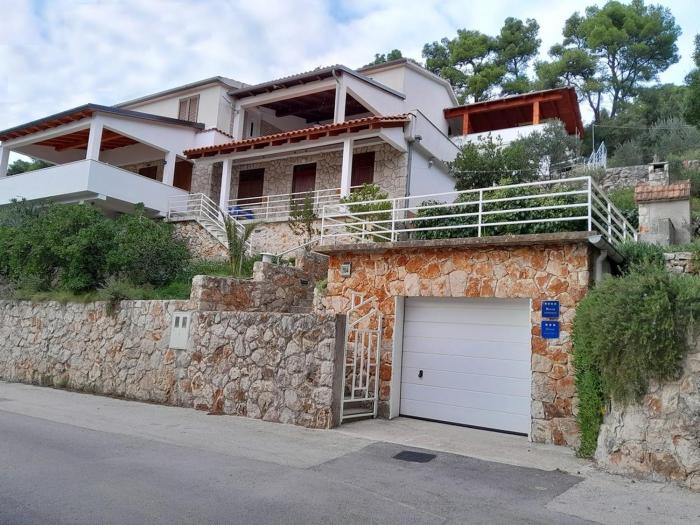 Apartments with a parking space Jelsa, Hvar - 22211