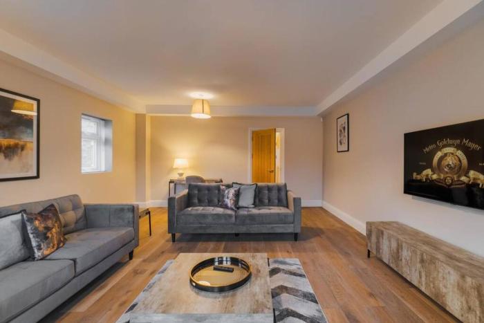 2BR Gem, Private Parking & Private Garden - By Tempstay