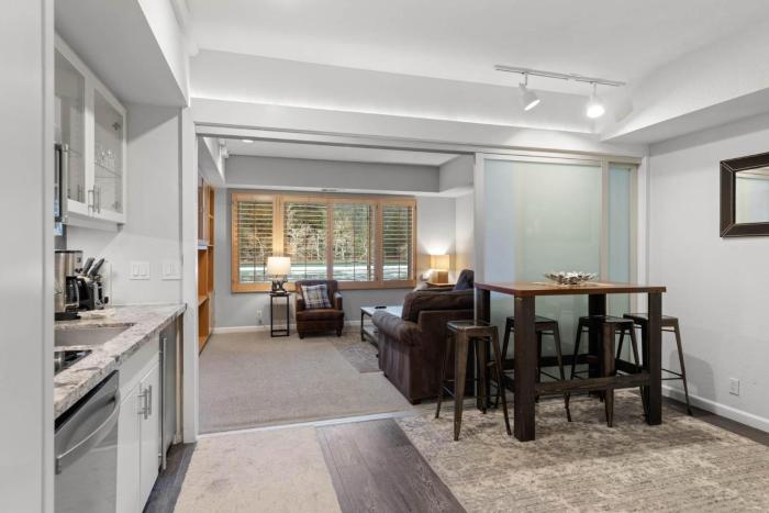 Palisades Tahoe Lodge Rentals Premium Studio #227