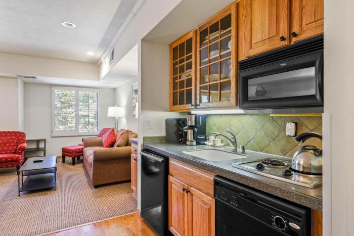 Palisades Tahoe Lodge Rentals Studio #203