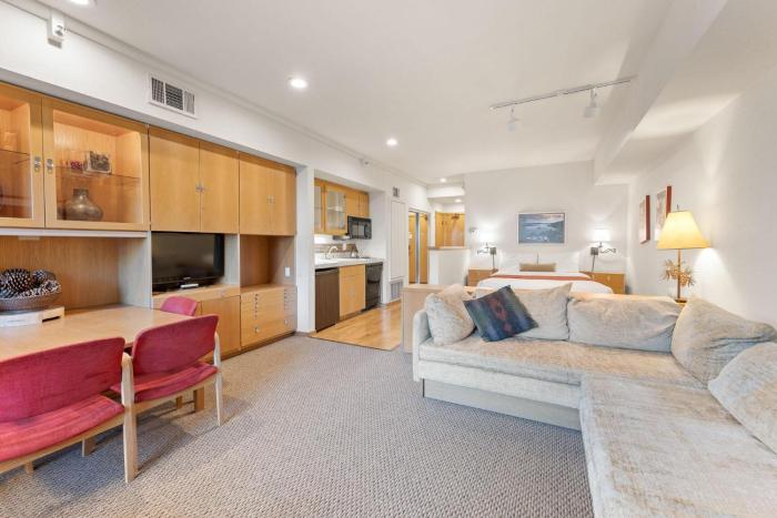 Palisades Tahoe Lodge Rentals Studio #205