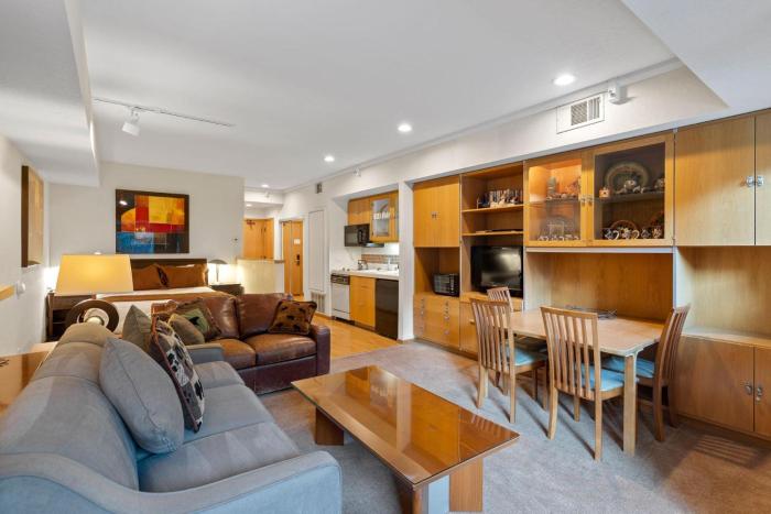 Palisades Tahoe Lodge Rentals Studio #232