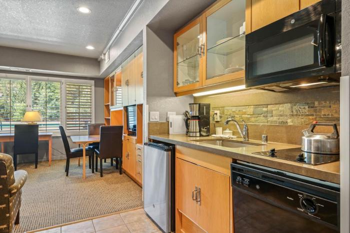 Palisades Tahoe Lodge Rentals Studio #225