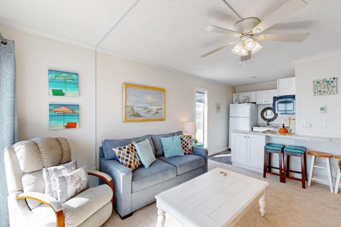 Cheerful beachfront condo with balcony, tennis court, & WD - snowbird-friendly