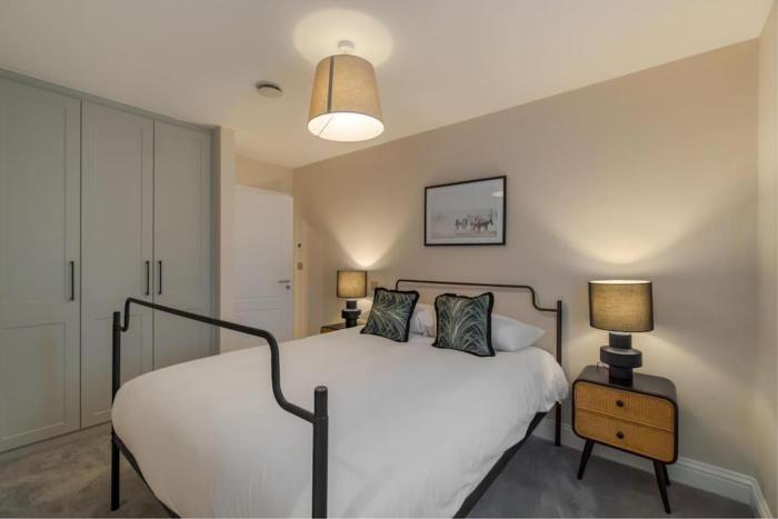 Stylish 2 Bed 2 Bath Apartment - Allocated Parking